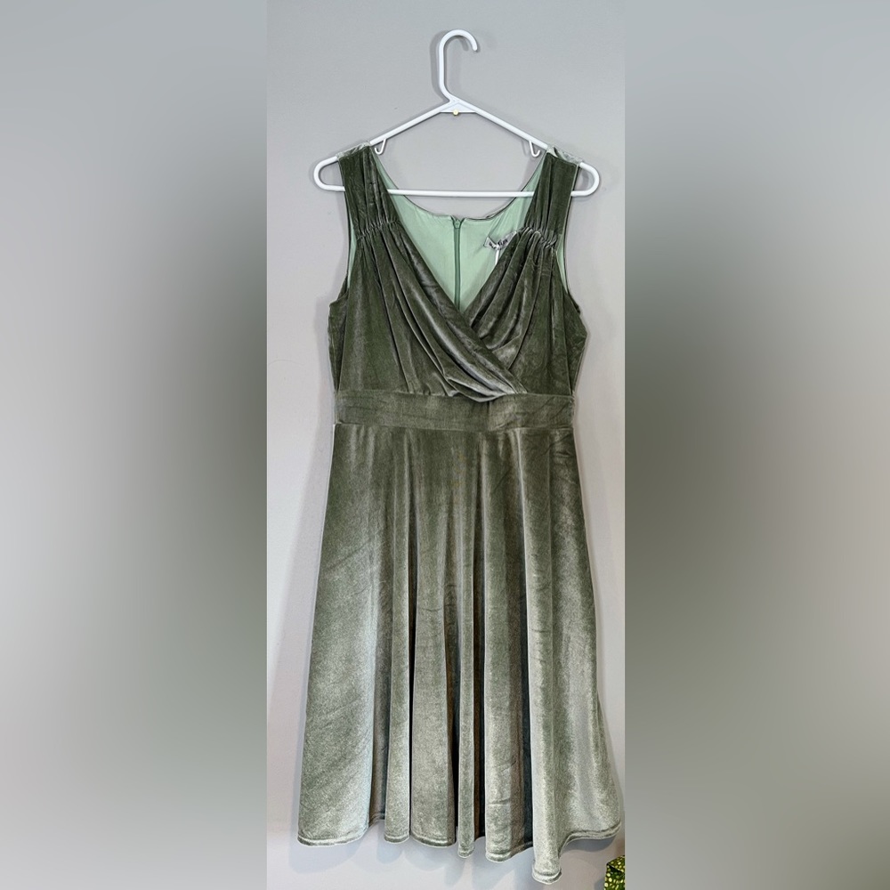 Light green velvet Grace Karin wrap dress. Size: large.
